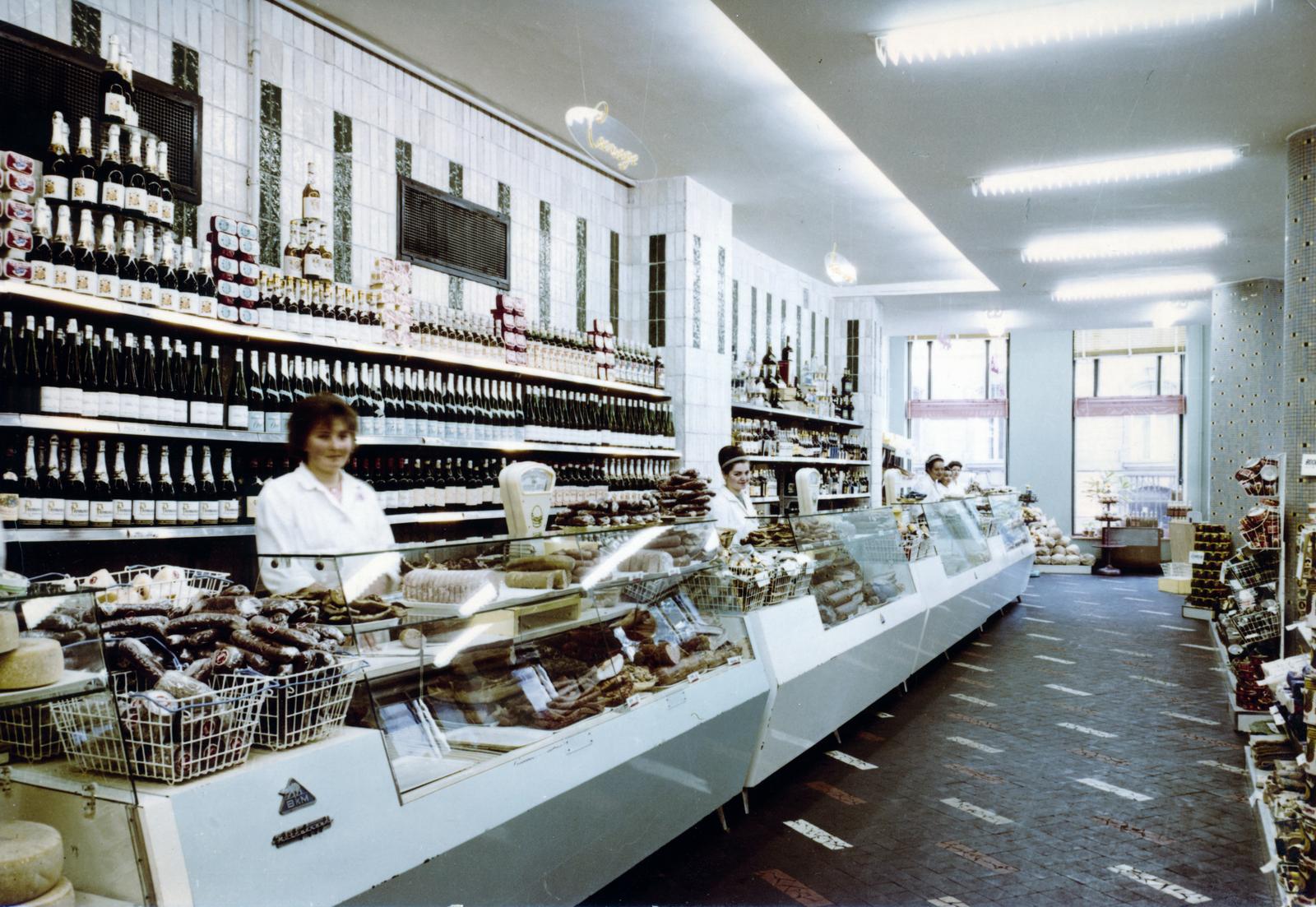 Magyarország, Budapest XII., Krisztina körút 7., a Csaba utca sarkán álló Közért vállalat fűszer, csemege élelmiszerüzlet beltere., 1962, Hegyvidéki Helytörténeti Gyűjtemény, bolt, Budapest, Fortepan #234441