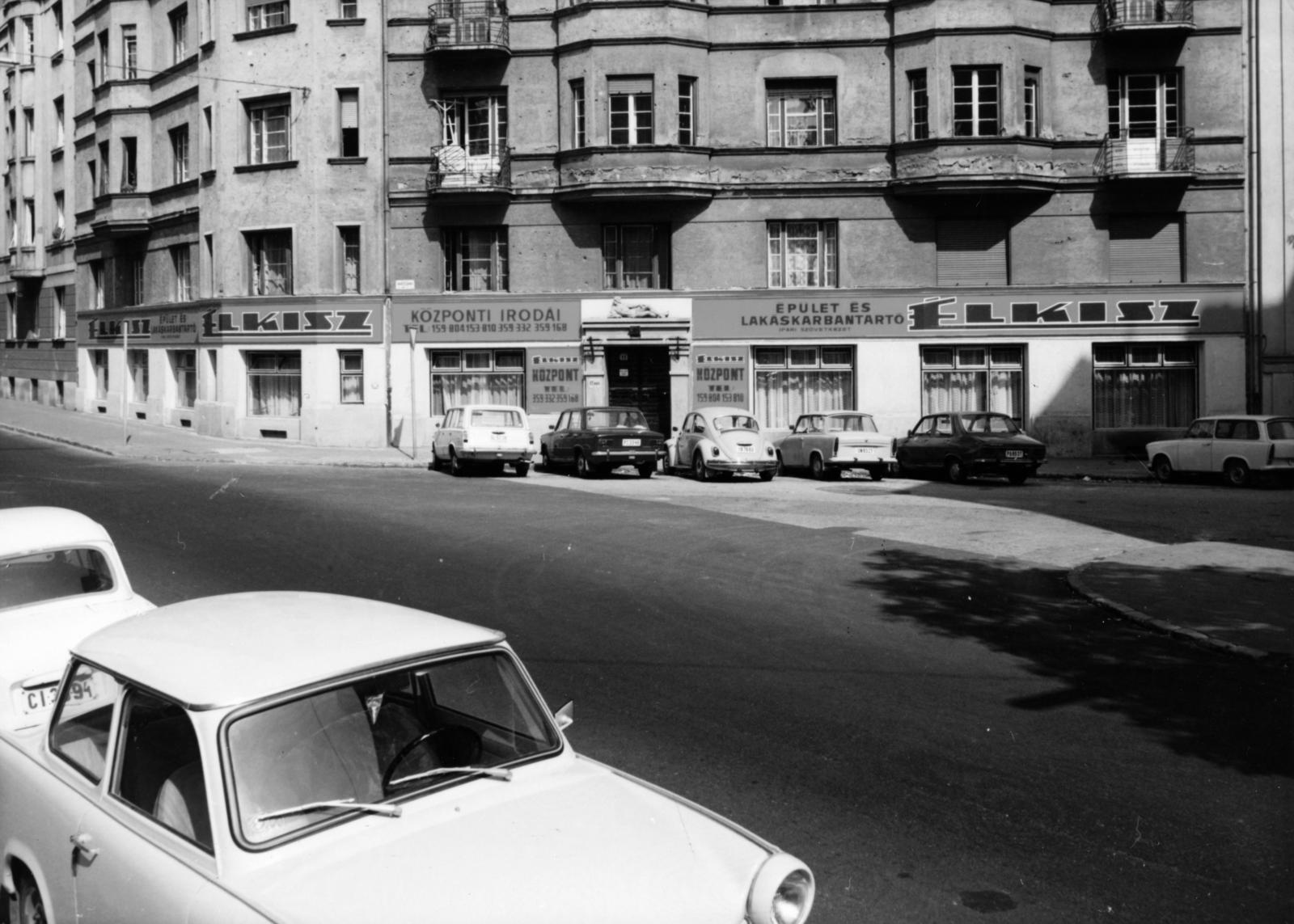 Hungary, Budapest XII., Ugocsa utca, jobbra a Hertelendy utca., 1980, Hegyvidéki Helytörténeti Gyűjtemény, Budapest, car park, Fortepan #234444