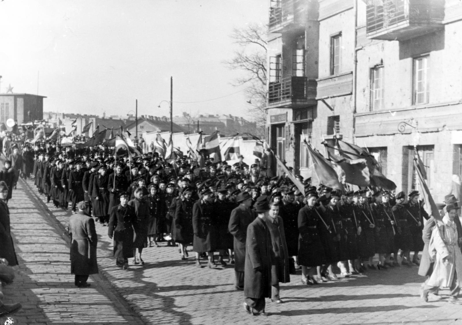 Hungary, Budapest I., Győző utca, az 5-ös számú ház előtt a Magyar Optikai Művek (MOM) ipari tanulói a Sztálin temetésének napján tartott felvonuláson., 1953, Hegyvidéki Helytörténeti Gyűjtemény, Budapest, Fortepan #234453