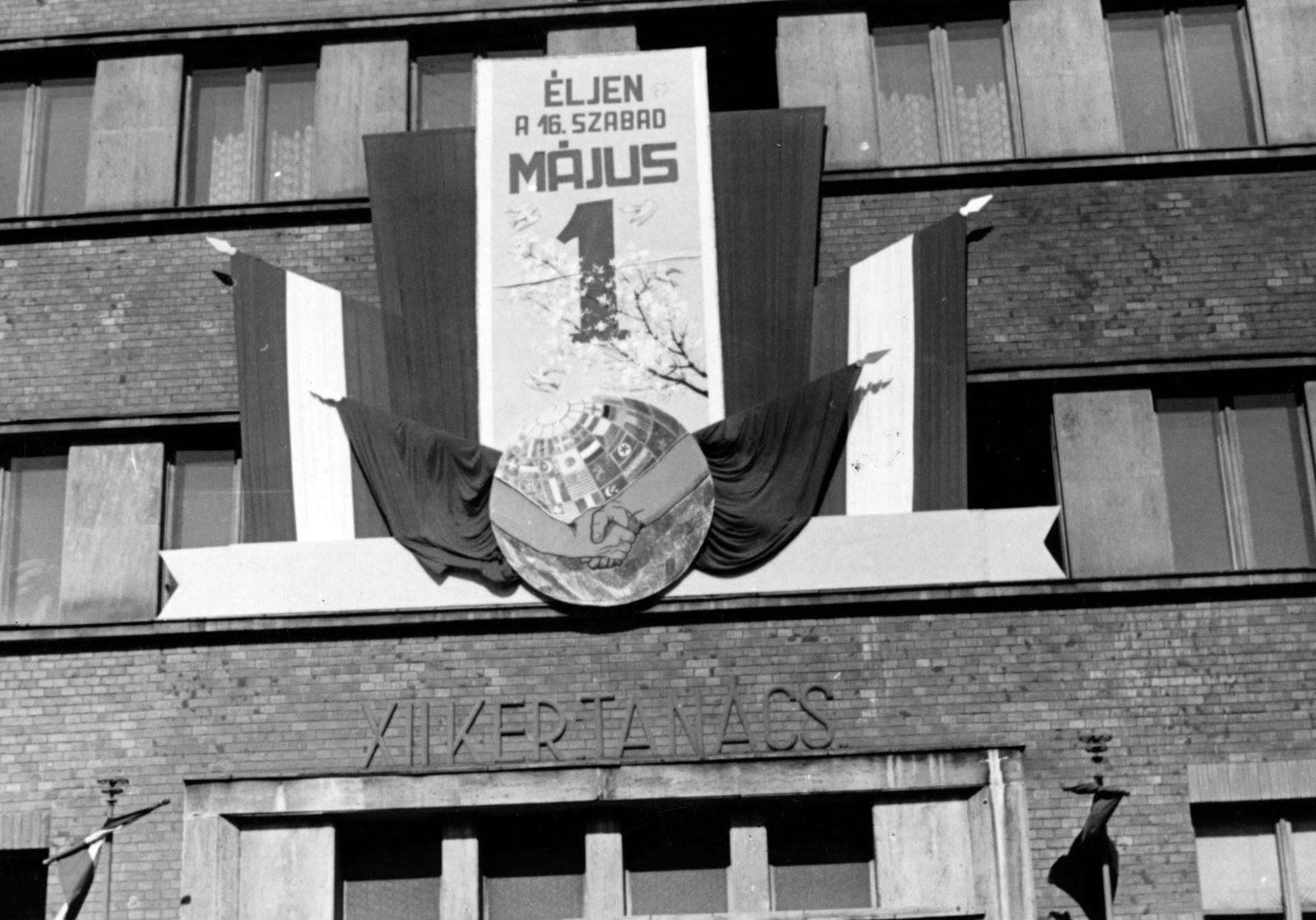 Hungary, Budapest XII., Böszörményi út, a kerületi Tanács (később Polgármesteri Hivatal) épülete., 1961, Hegyvidéki Helytörténeti Gyűjtemény, 1st of May parade, Budapest, Fortepan #234456