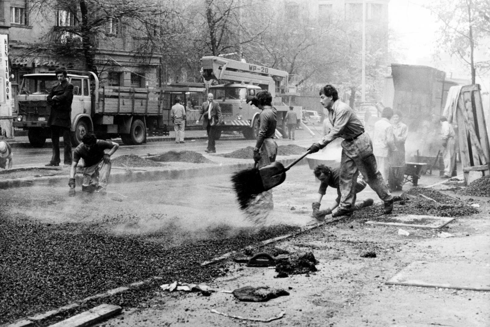 Hungary, Budapest XII., Böszörményi út, útépítés a 18-as számú ház előtt, a háttérben szemben a Királyhágó (Joliot-Curie) térnél álló házak láthatók., 1979, Hegyvidéki Helytörténeti Gyűjtemény, paving, Budapest, Fortepan #234460