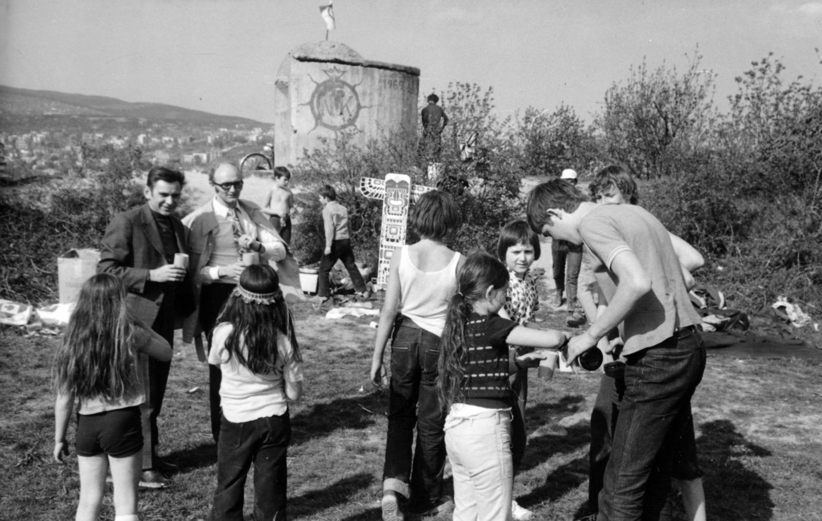 Magyarország, Budapest XII., Kissvábhegy (Martinovics-hegy). A környékbeli gyerekek ide jártak indiánost játszani 1969-től 1982-ig. Harmath István fotóriporterrel (Villanószem) megalapították a Napkirály törzset és a helyet maguk között Szöcske rét / Napkirály fennsíknak nevezték el. A bunker számított a törzs központjának., 1974, Hegyvidéki Helytörténeti Gyűjtemény, Budapest, Fortepan #234485