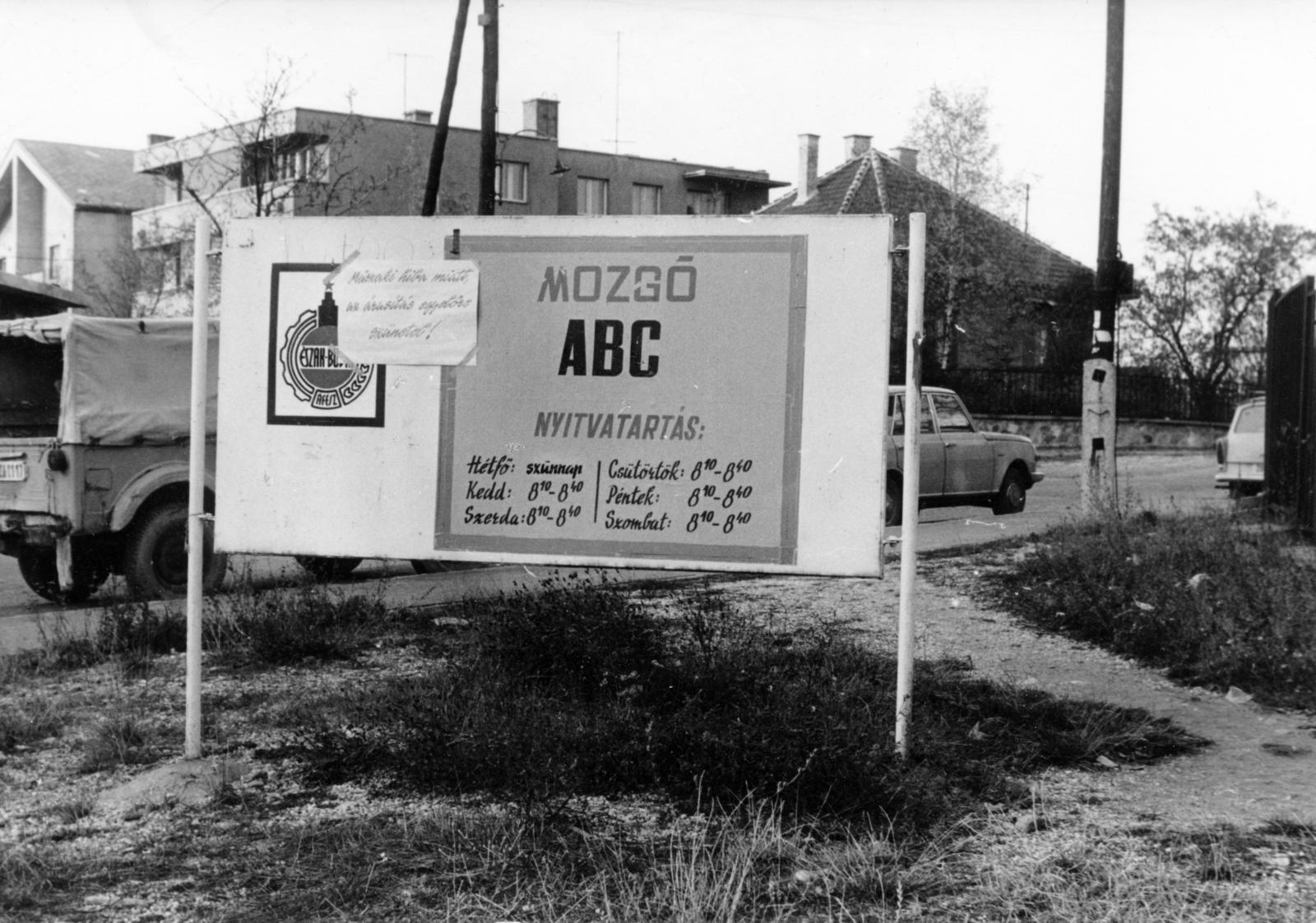 Hungary, Budapest XII., balra az Istenhegyi út 39b, 39c társasházak, jobbra a Pethényi út 19. családiház., 1977, Hegyvidéki Helytörténeti Gyűjtemény, Budapest, Fortepan #234506