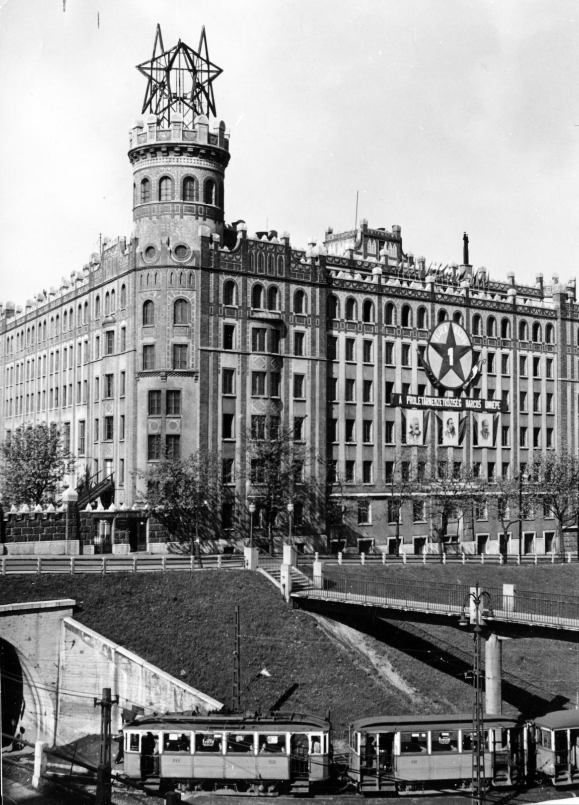 Magyarország, Budapest I.,Budapest XII., Vérmező utca, rálátás a Széll Kálmán (Moszkva) térről a Krisztina körút felé vezető villamos aluljáróra. Szemben a Várfok utcánál a Postapalota., 1953, Hegyvidéki Helytörténeti Gyűjtemény, Budapest, Fortepan #234514