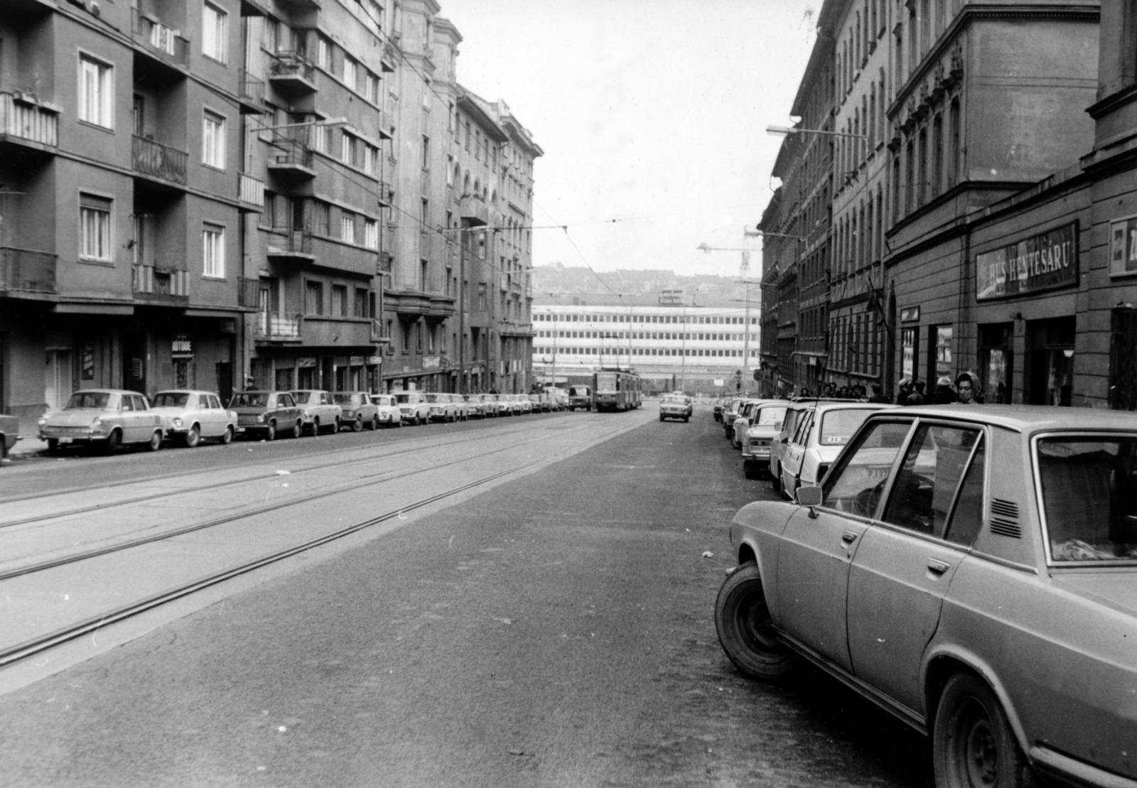 Hungary, Budapest XII., Nagyenyed utca, szemben a Déli pályaudvar és a MÁV irodaépülete látható., 1981, Hegyvidéki Helytörténeti Gyűjtemény, car park, Budapest, Fortepan #234518