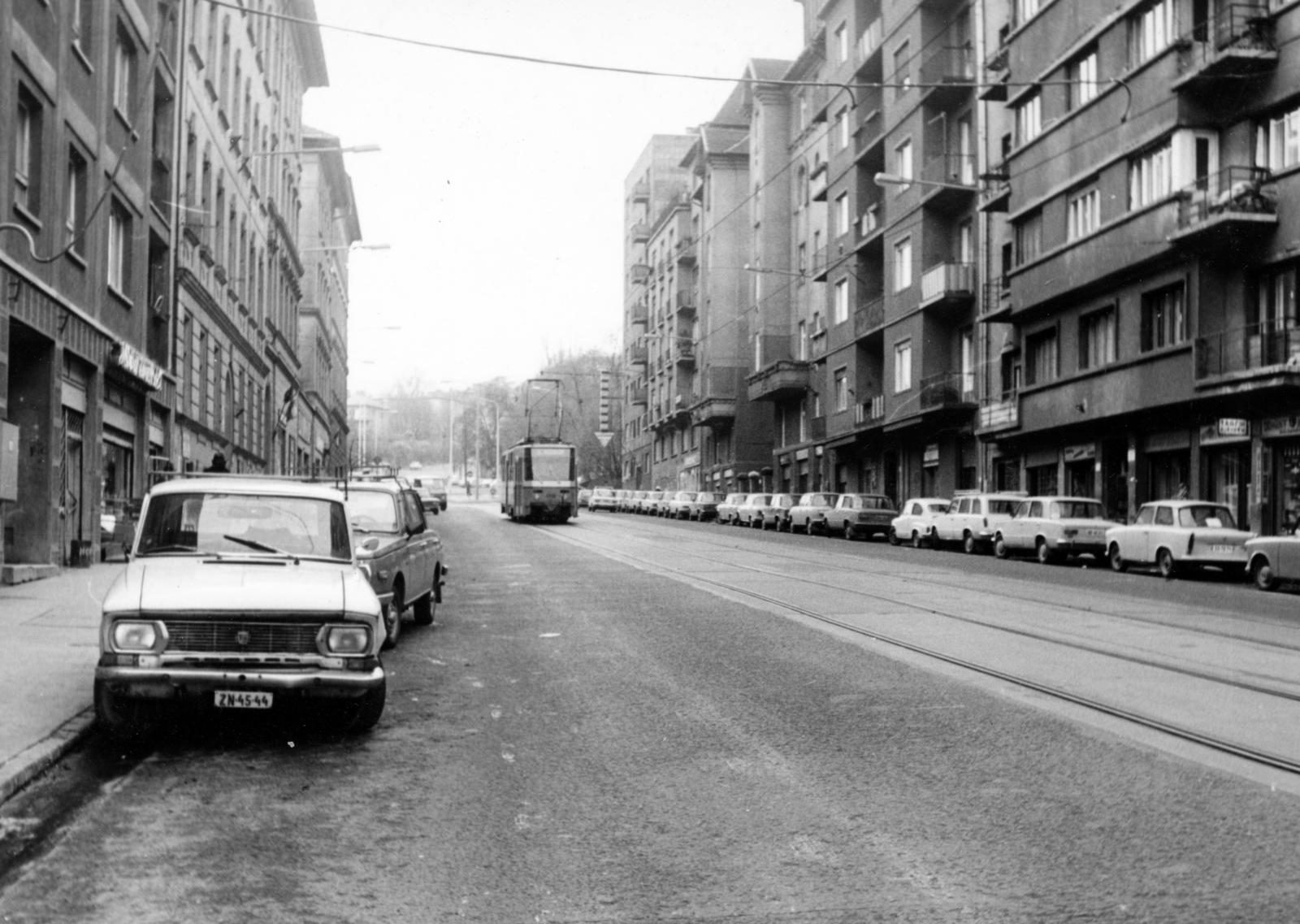 Hungary, Budapest XII., Nagyenyed utca, távolban az Istenhegyi út melletti épületek sziluettje látható., 1981, Hegyvidéki Helytörténeti Gyűjtemény, Budapest, tram, number plate, Fortepan #234519