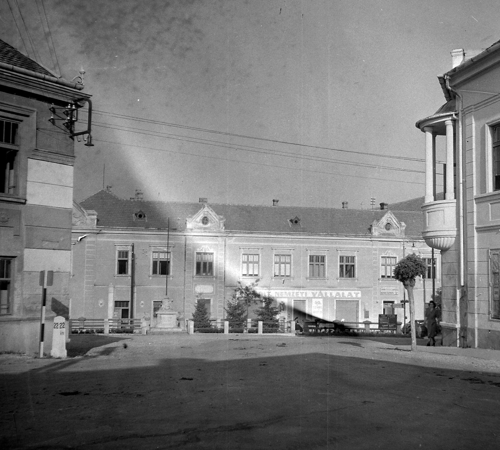 Hungary, Vasvár, Március 15. tér a Szentmihályfalvi utca felől. Balra a Zöldfa étterem, jobbra a Korona szálló., 1952, Építész, street view, telecommunication, Fortepan #23455