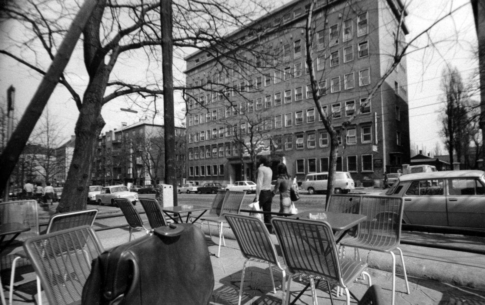 Hungary, Budapest XII., Böszörményi út, a felvétel a Tik-Tak eszpresszó teraszán készült. Szemben a 20-22. szám alatt a Közlekedési Építő Vállalat irodaháza., 1973, Hegyvidéki Helytörténeti Gyűjtemény, Budapest, Fortepan #234557