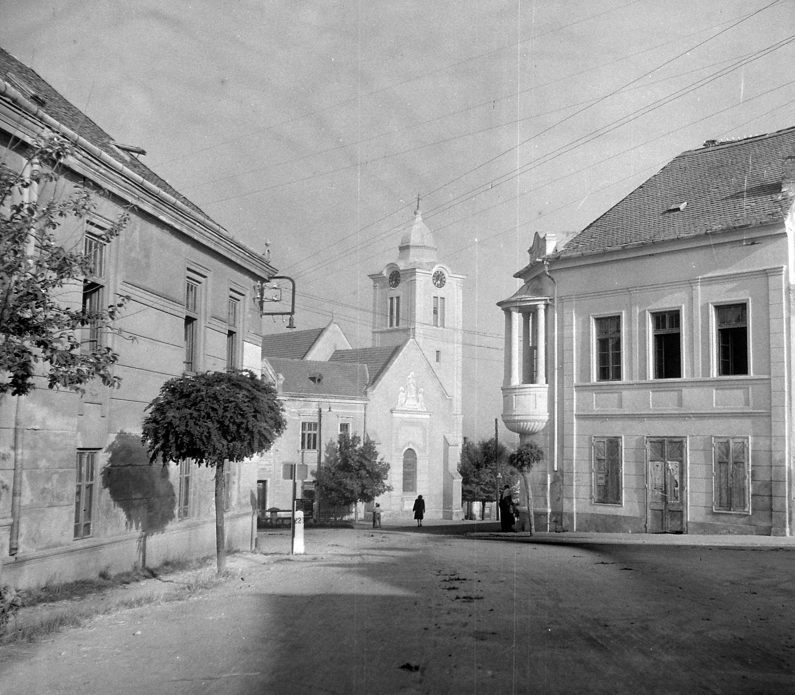 Hungary, Vasvár, Március 15. tér a Szentmihályfalvi utca felől. Háttérben a domonkos templom, balra a Zöldfa étterem, jobbra a Korona szálló., 1952, Építész, church, street view, hotel, restaurant, telecommunication, Dominican Order, Fortepan #23456