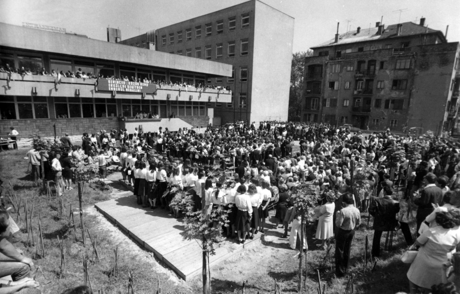 Hungary, Budapest XII., Kis János altábornagy utca, Táncsics Mihály Gimnázium, ünnepség az iskola udvarán., 1973, Hegyvidéki Helytörténeti Gyűjtemény, Budapest, Fortepan #234563
