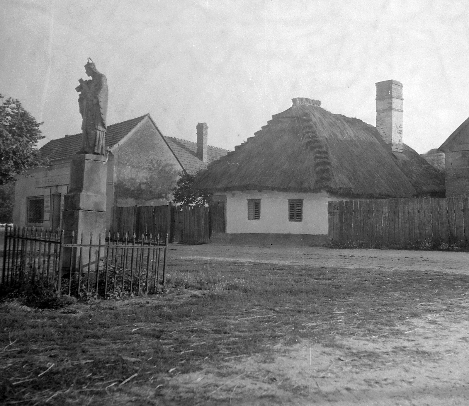 Hungary, Vasvár, Hunyadi János utca és a Táncsics Mihály utca kereszteződése. Nepomuki Szent János szobra., 1952, Építész, sculpture, street view, thatched roof, farmhouse, Saint John of Nepomuk-portrayal, Fortepan #23457