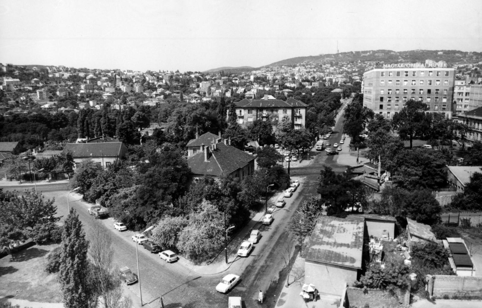 Hungary, Budapest XII., Csörsz utca, kilátás a 23-25 számú ház tetejéről a Széchenyi-hegy felé. Jobbra az Alkotás utcai kereszteződés után a Magyar Optikai Művek (MOM) irodaháza. Előtérben balra a Győri út egy rövid szakasza látható., 1973, Hegyvidéki Helytörténeti Gyűjtemény, Budapest, Fortepan #234572