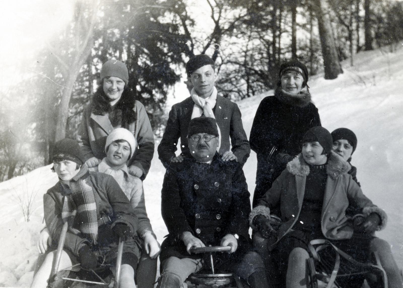 1929, Hegyvidéki Helytörténeti Gyűjtemény, szánkó, sál, csoportkép, Fortepan #234588