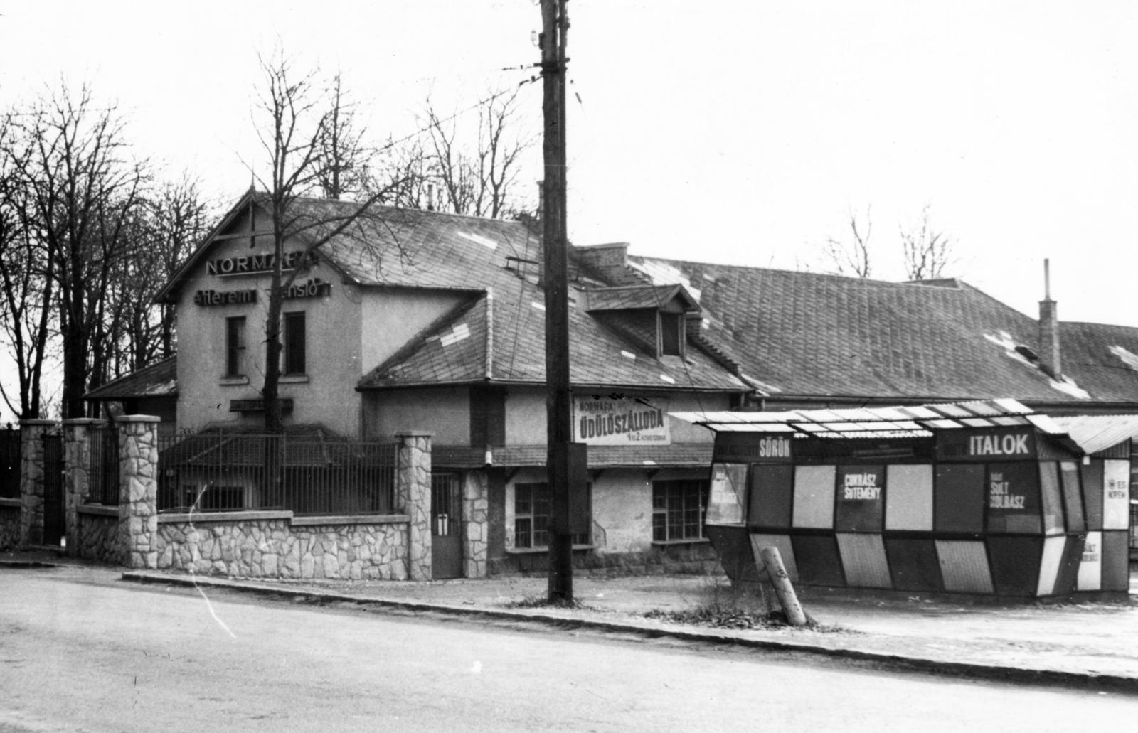 Magyarország, Budapest XII., Eötvös út a Normafa síház előtt, szemben a Normafa étterem és panzió épülete., 1974, Hegyvidéki Helytörténeti Gyűjtemény, szálloda, Budapest, Fortepan #234605