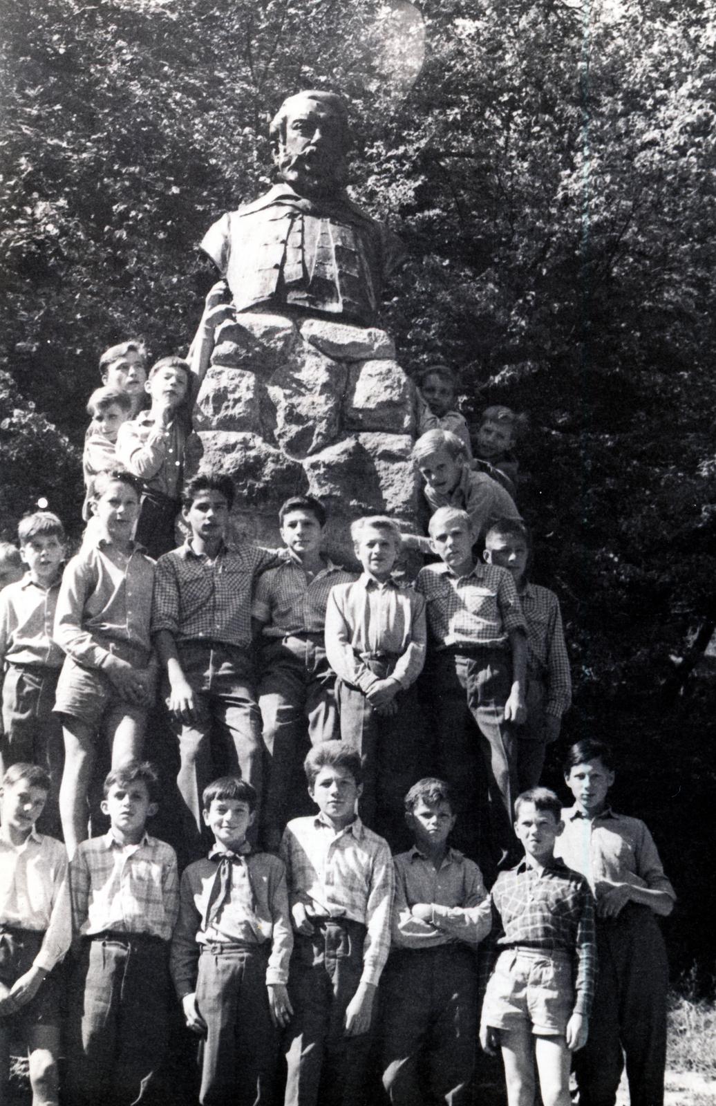 Hungary, Budapest XII., a felvétel a Tündérhegyi út közelében, Tóth István szobrászművész alkotása (1913), Kossuth Lajos mellszobra előtt készült., 1960, Hegyvidéki Helytörténeti Gyűjtemény, Budapest, Fortepan #234611