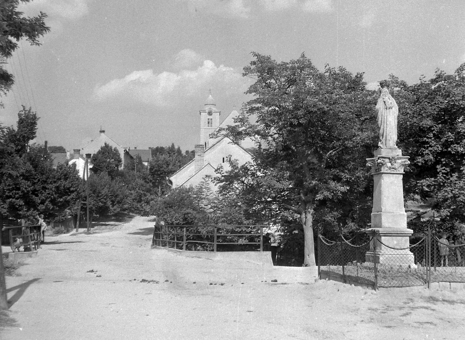 Hungary, Vasvár, látkép a Bartók Béla utca felől. Szemben a domonkos templom, jobbra Mária szobor áll., 1952, Építész, bridge, sculpture, street view, Virgin Mary-portrayal, Dominican Order, Fortepan #23465