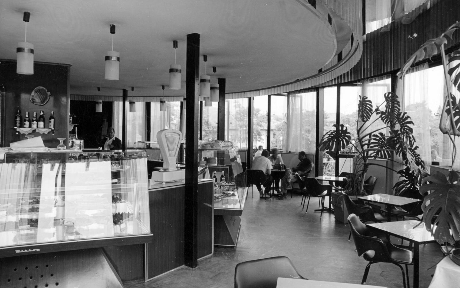 Hungary, Budapest XII., Apor Vilmos (Lékai János) tér, Randevú eszpresszó a megkezdett nagytemplom altemploma fölé épített szolgáltatóházban., 1974, Hegyvidéki Helytörténeti Gyűjtemény, Budapest, Fortepan #234661