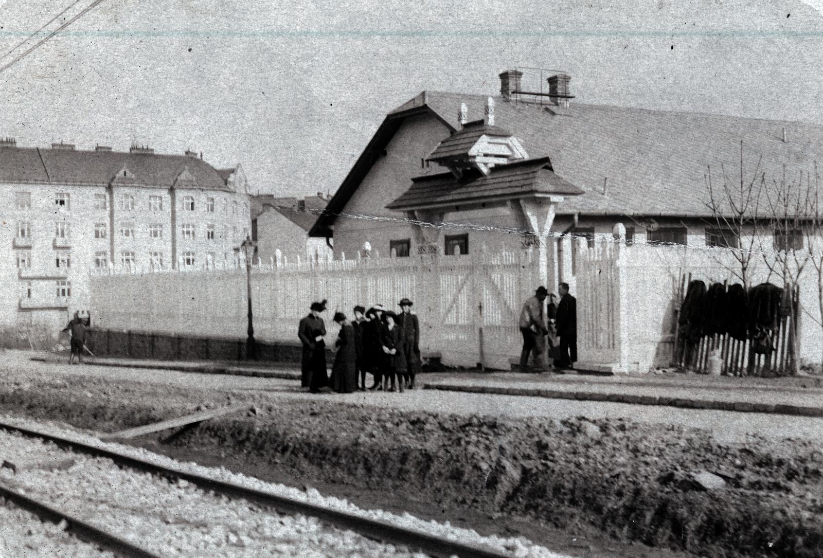 Magyarország, Budapest XII., Böszörményi út 22., Polgári leányiskola. Balra a Háttérben az Ugocsa utca 11-es számú ház látható, 1914, Hegyvidéki Helytörténeti Gyűjtemény, Budapest, Fortepan #234662
