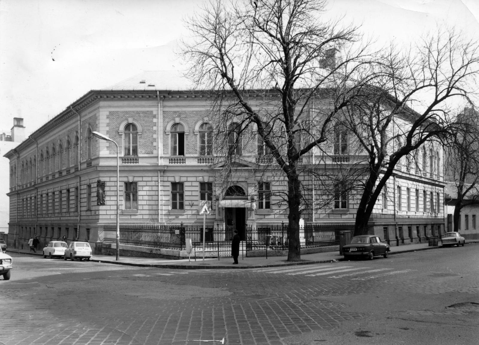 Hungary, Budapest XII., Csaba utcai Általános Iskola (később Pannonia Sacra Katolikus Általános Iskola), a felvétel a Városmajor utcai kereszteződésnél készült., 1975, Hegyvidéki Helytörténeti Gyűjtemény, Budapest, Fortepan #234673