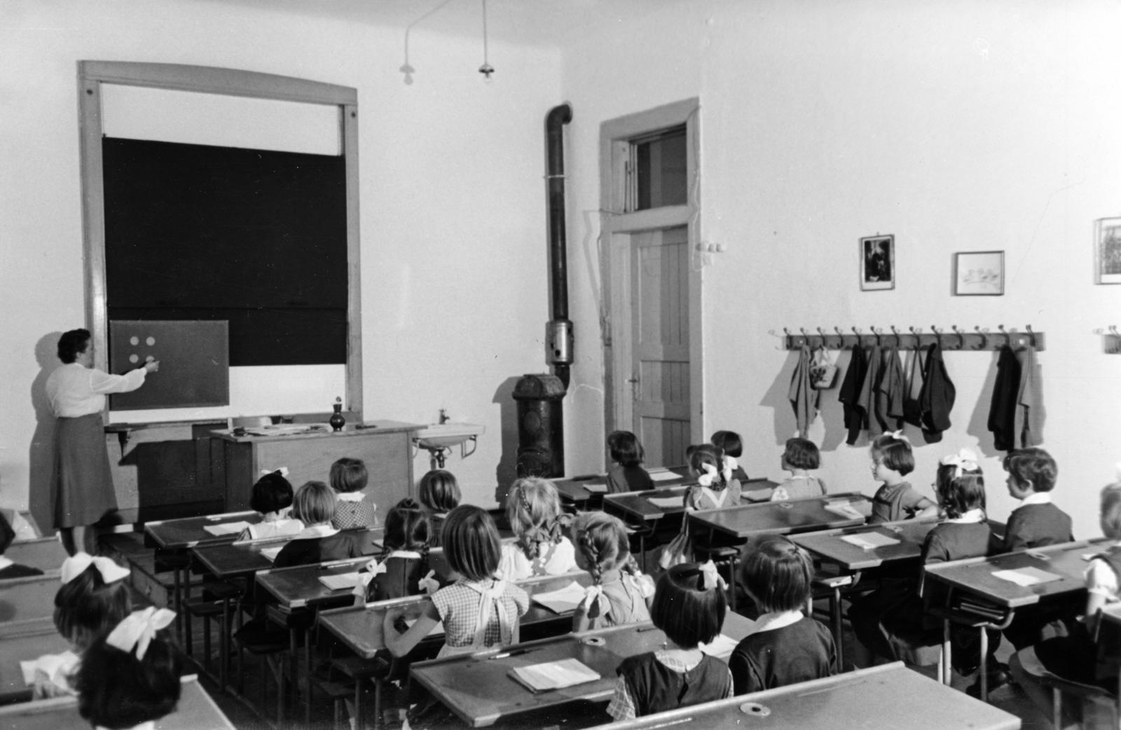 Magyarország, Budapest XII., Városmajor utcai (később Kós Károly) Általános Iskola tanterme., 1956, Hegyvidéki Helytörténeti Gyűjtemény, tanár, kályha, tanítás, tanterem, iskola, gyerekek, tanulás, matematika, Budapest, Fortepan #234677