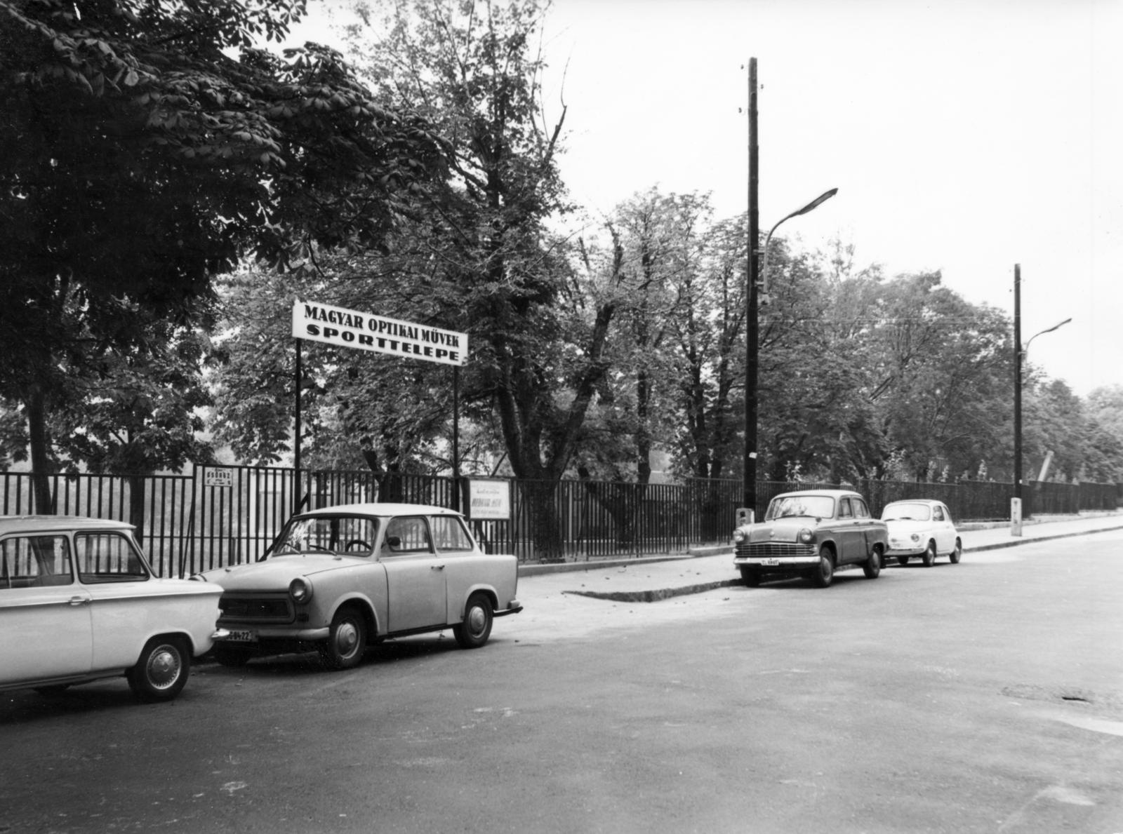 Magyarország, Budapest XII., Csörsz utca, a Magyar Optikai Művek (MOM) sporttelepének bejárata., 1969, Hegyvidéki Helytörténeti Gyűjtemény, sportpálya, Trabant 601, Budapest, Fortepan #234685