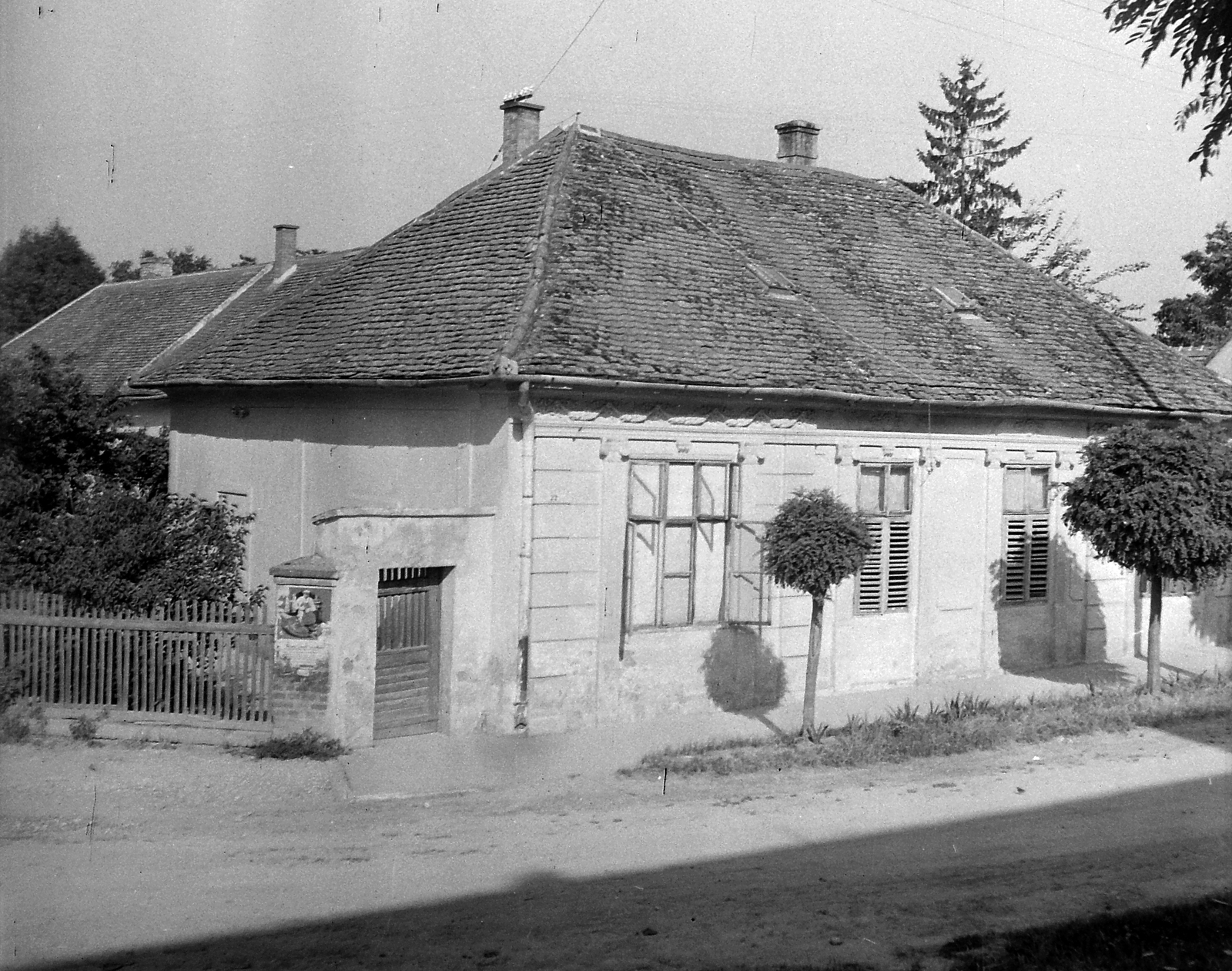 Hungary, Vasvár, Kossuth Lajos utca 23., 1952, Építész, dirt road, house, cornerhouse, Fortepan #23469