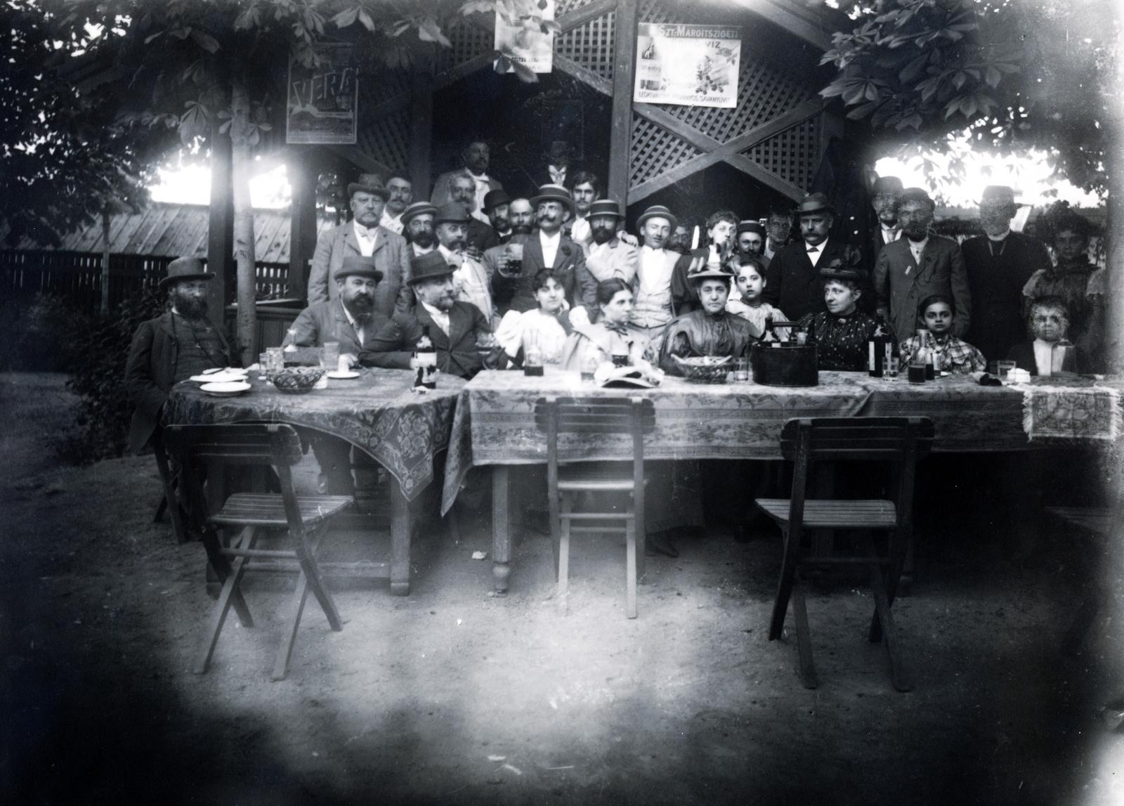 1909, Hegyvidéki Helytörténeti Gyűjtemény, csoportkép, reklám, vendéglátás, kerthelyiség, Fortepan #234690