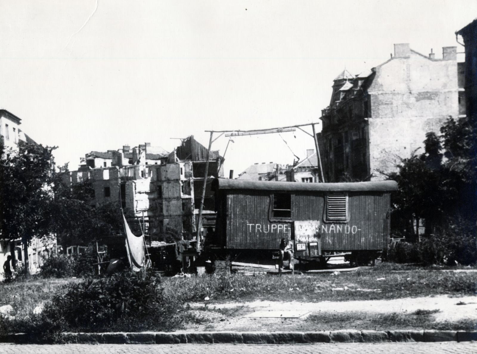 Hungary, Budapest XII., Királyhágó tér, háttérben a lerombolt épület a Böszörményi út mellett, a Királyhágó utca és az Ugocsa utca között áll., 1946, Hegyvidéki Helytörténeti Gyűjtemény, Budapest, Fortepan #234692