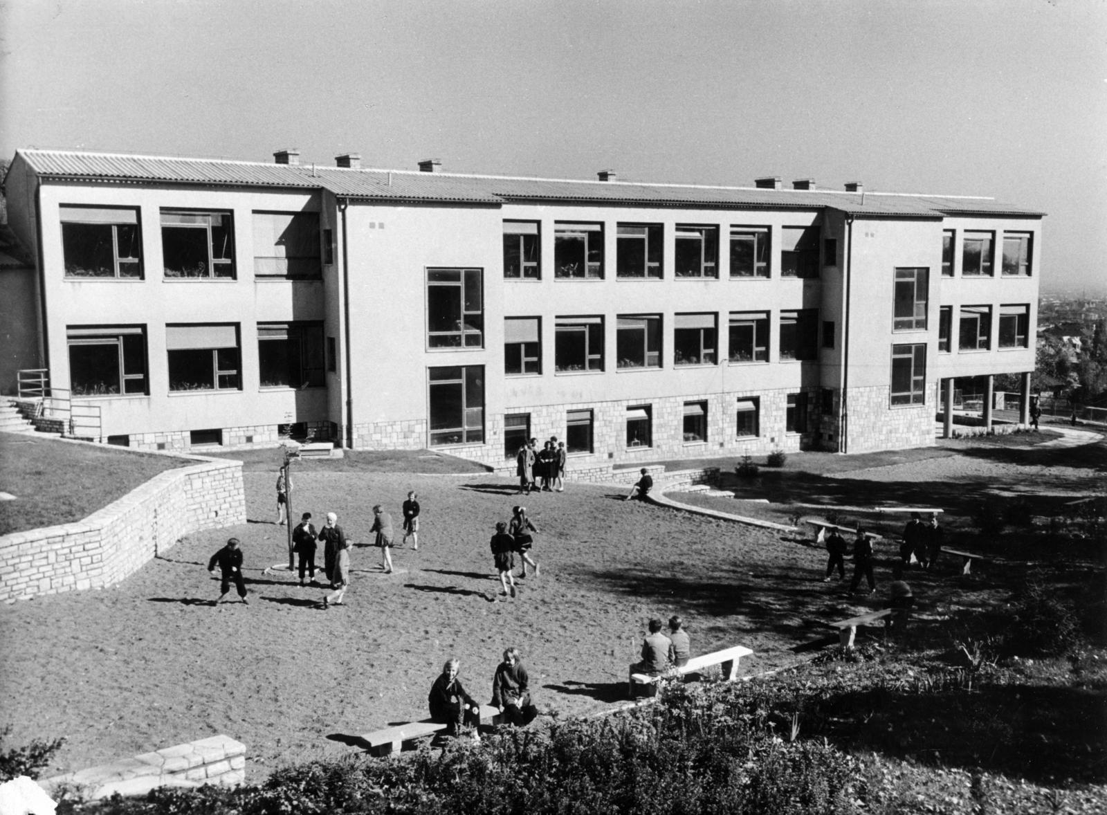 Magyarország, Budapest XII., Mártonhegyi út 34., Általános Iskola (később Tamási Áron Általános Iskola, Gimnázium és Német Nemzetiségi Gimnázium)., 1961, Hegyvidéki Helytörténeti Gyűjtemény, Budapest, Fortepan #234698