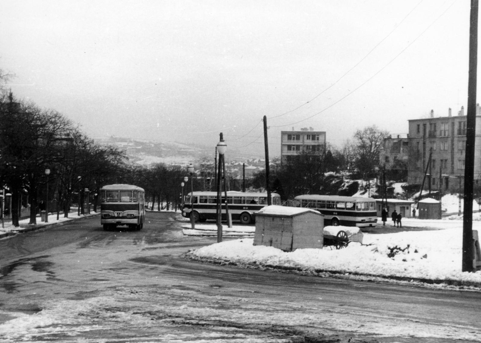 Hungary, Budapest XII., Apor Vilmos (Lékai János) tér, autóbusz-végállomás. Távolban a Gellért-hegy sziluettje látható., 1972, Hegyvidéki Helytörténeti Gyűjtemény, Budapest, Fortepan #234700