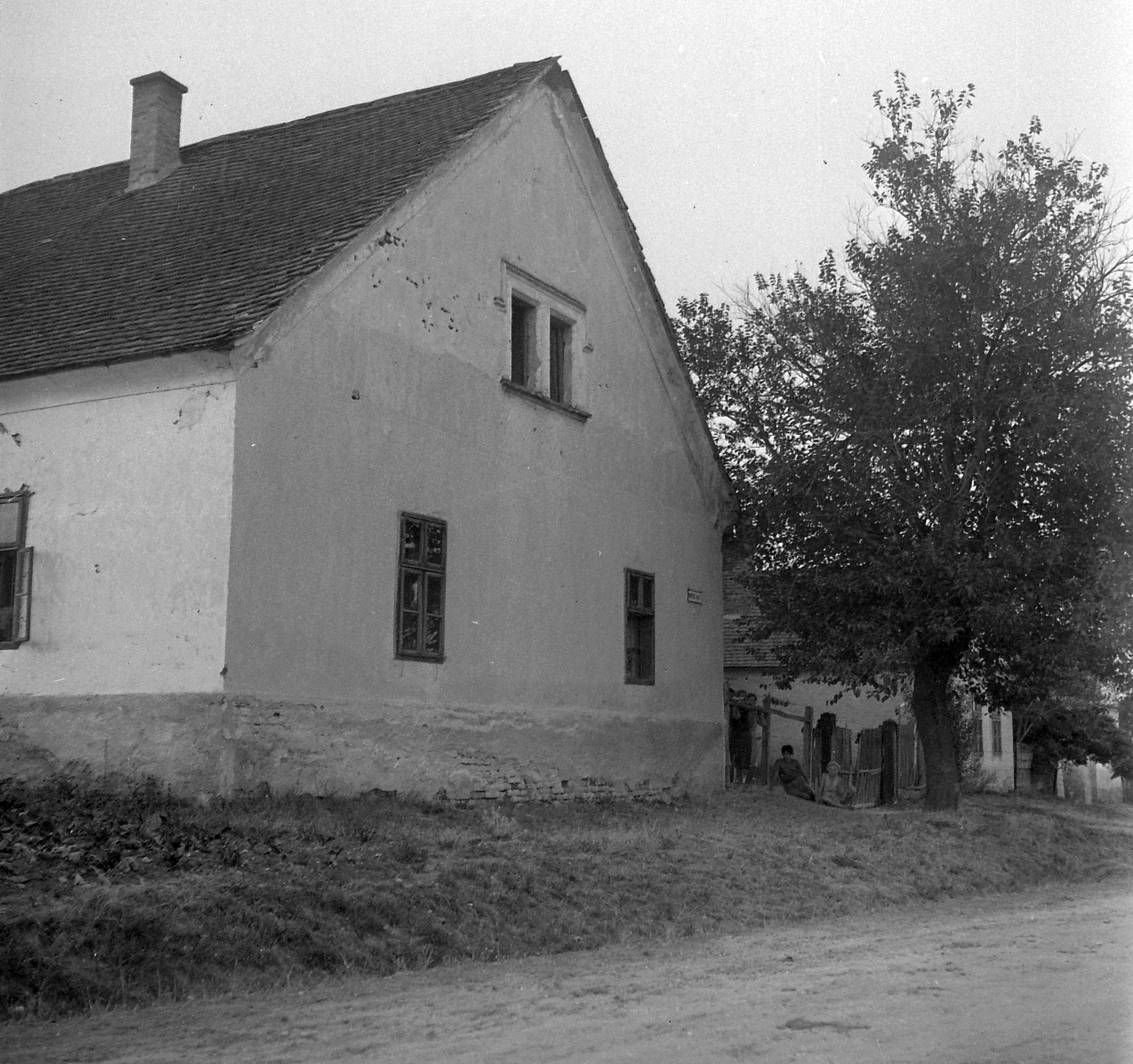 Hungary, Vasvár, Hunyadi utca 25. Festetics uradalmi épület., 1952, Építész, house, dirt road, Fortepan #23471