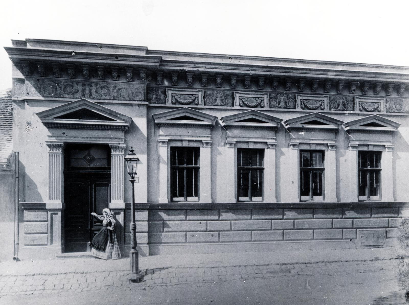 Magyarország, Budapest XII., a korabeli fénykép felirata: „Városmajor utca 6. – Hauszmann Alajos budai (Városmajor utcai) lakása. Tervezte Hauszmann A.”, 1911, Hegyvidéki Helytörténeti Gyűjtemény, Budapest, lámpaoszlop, vakolatdísz, Fortepan #234723