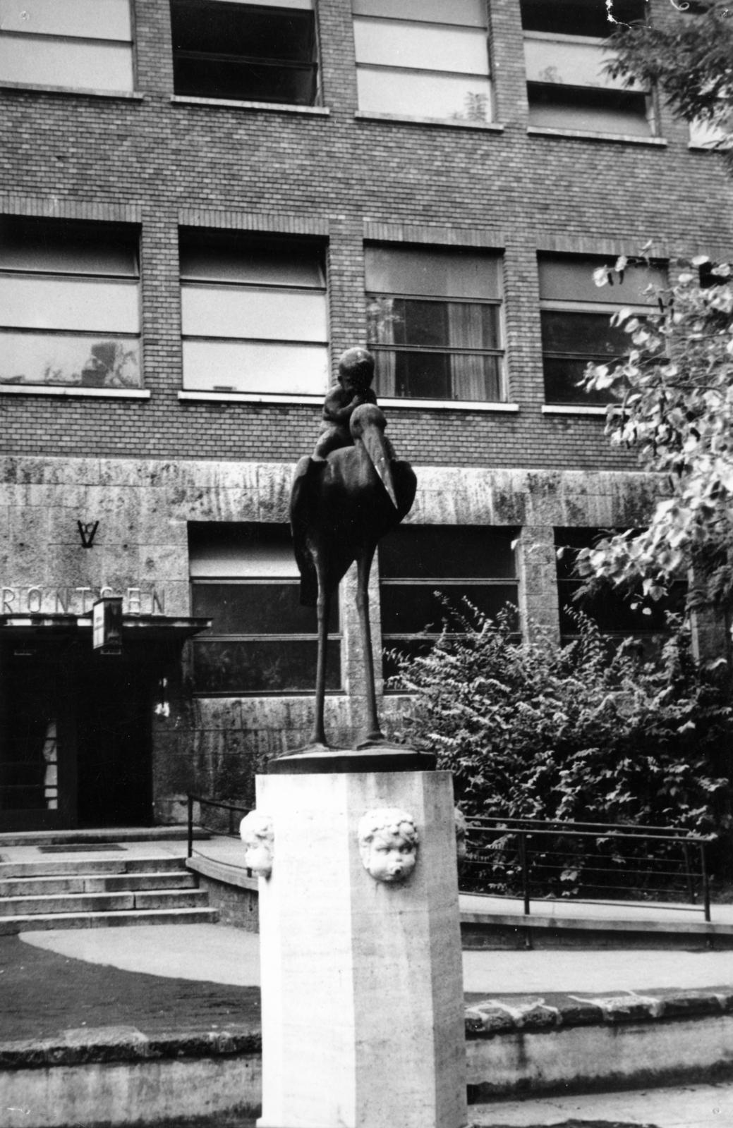 Hungary, Budapest XII., a Szent János Kórház parkja, Huszár születik című szobor (Bory Jenő, 1937.)., 1978, Hegyvidéki Helytörténeti Gyűjtemény, Budapest, Fortepan #234731