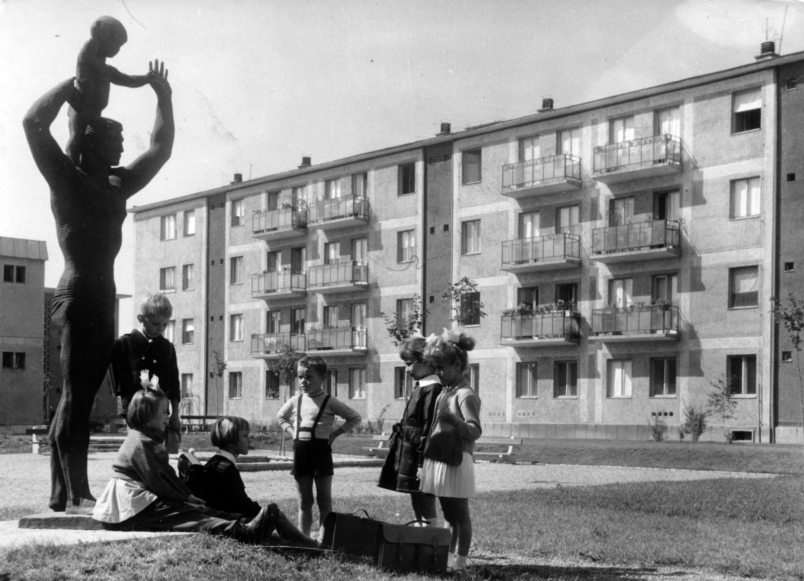 Hungary, Tiszaújváros, (Tiszaszederkény), Széchenyi út , a Generációk című szobor Kiss István szobrászművész alkotása (1955)., 1954, Hegyvidéki Helytörténeti Gyűjtemény, Fortepan #234738