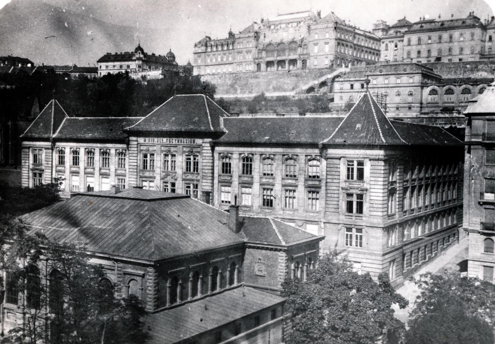 Magyarország, Budapest I., szemben az Attila út 43, szám alatti Magyar Királyi Állami Főgimnázium. (Később Werbőczy, majd Petőfi Sándor Gimnázium). Fenn a budai Várban József főherceg palotája, balra a kétkupolás Kovács bérház a Dísz téren., 1916, Hegyvidéki Helytörténeti Gyűjtemény, Budapest, Fortepan #234751