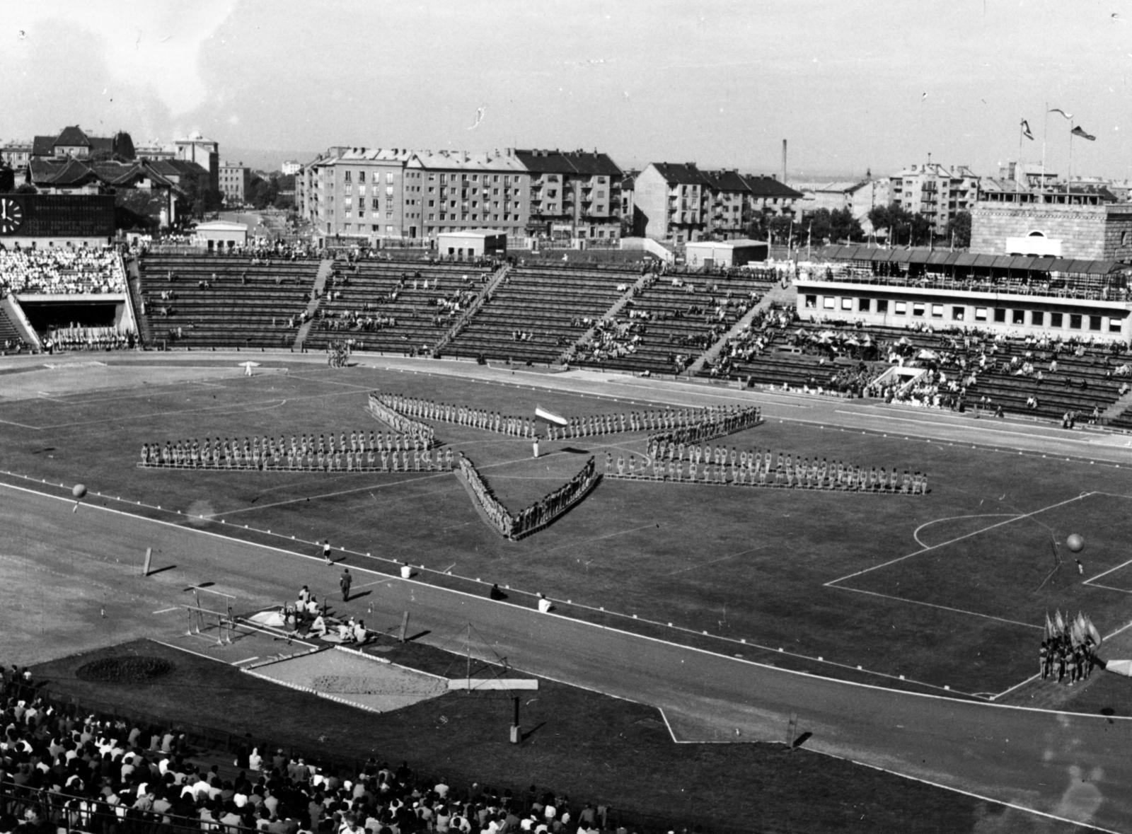 Hungary, Népstadion, Budapest XIV., háttérben a Stefánia (Vorosilov) út - Egressy út sarokháza., 1955, Hegyvidéki Helytörténeti Gyűjtemény, Budapest, stadium, Fortepan #234752