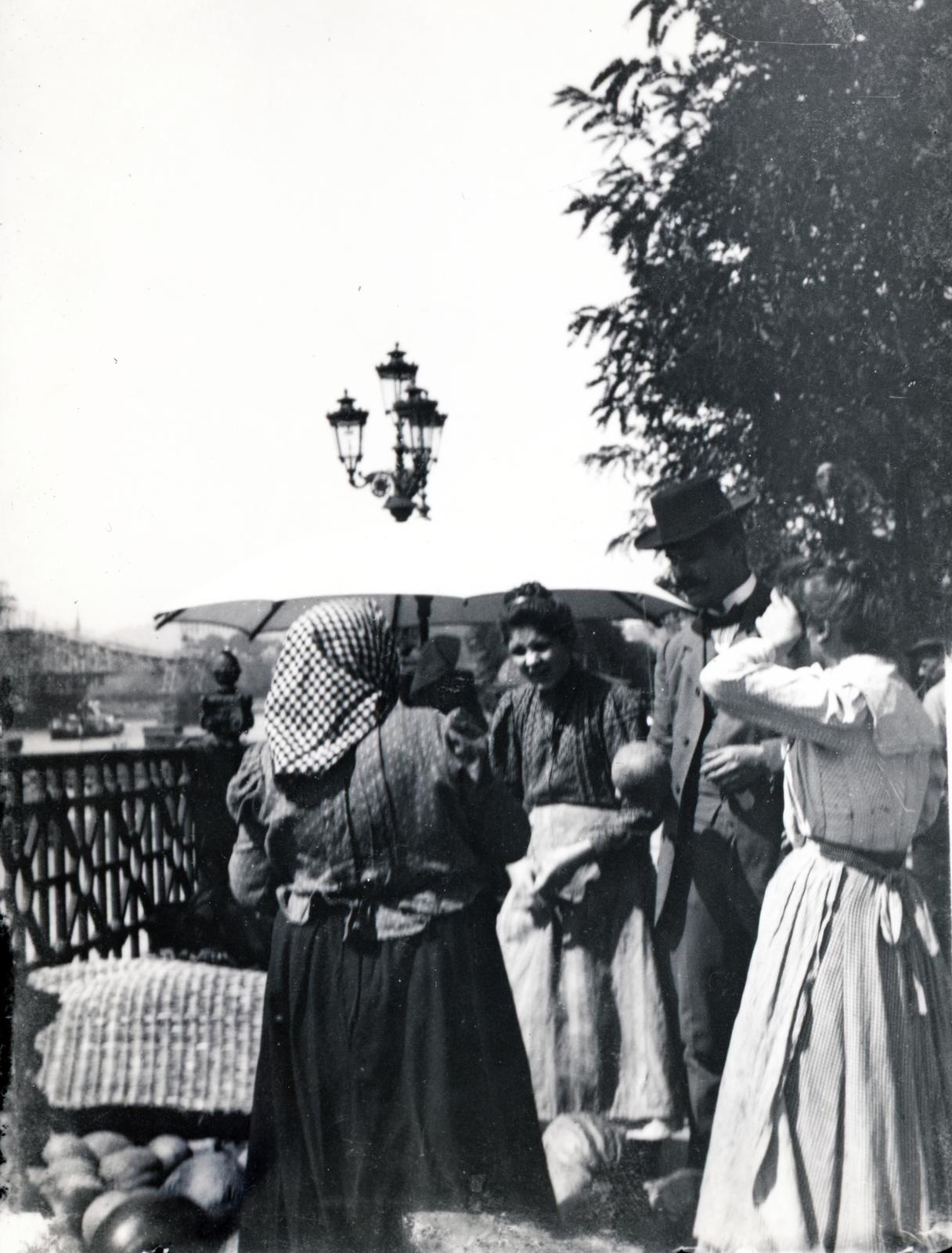 Magyarország, Budapest V., Belgrád (Ferenc József) rakpart, balra a háttérben az épülő Erzsébet híd., 1901, Hegyvidéki Helytörténeti Gyűjtemény, Budapest, Fortepan #234769
