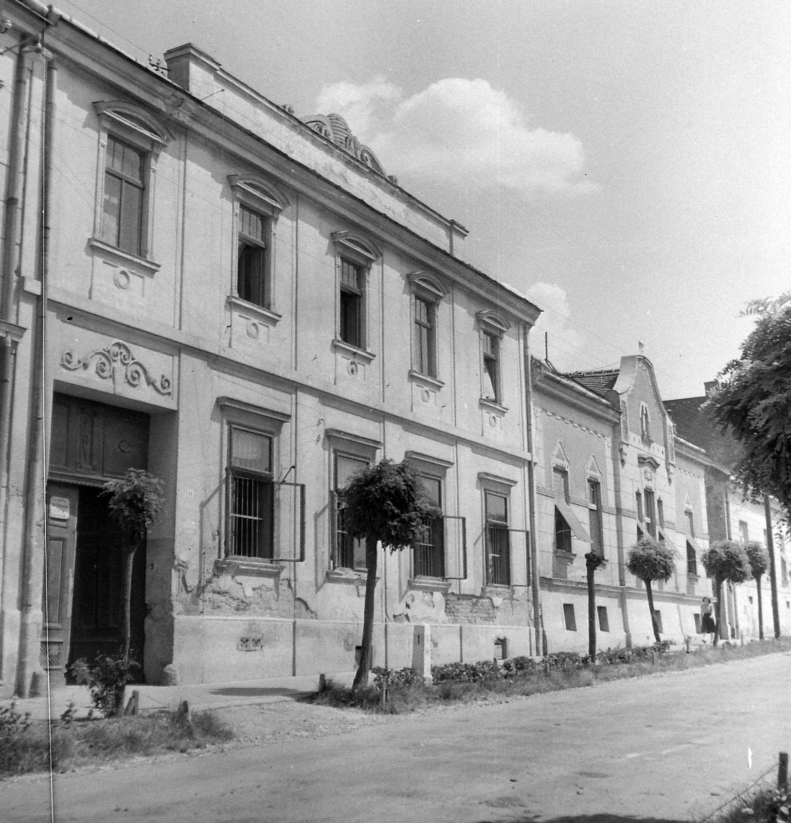 Magyarország, Vasvár, Alkotmány utca 9-11., 1952, Építész, utcakép, kilométerkő, akácfa, Fortepan #23477