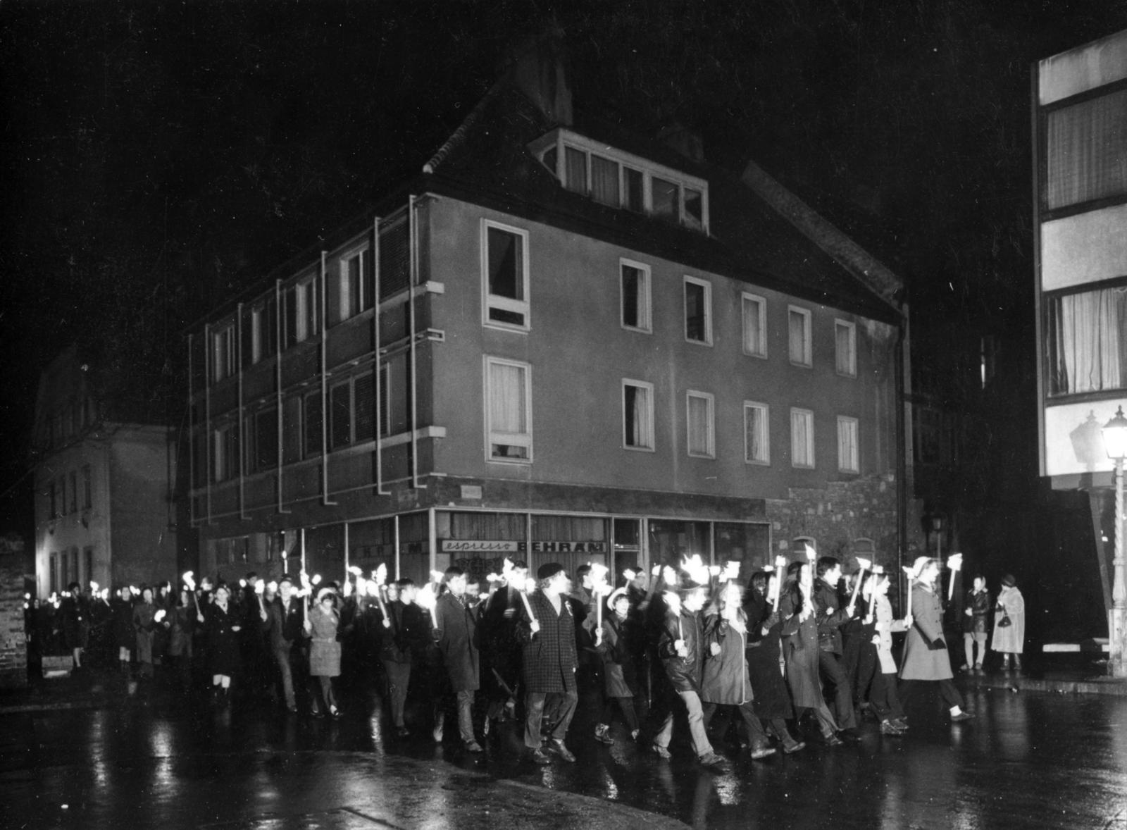 Hungary, Budapest I., Úri utca - Szentháromság utca kereszteződése. A fáklyás felvonulók mögött a Behrám eszpresszó, jobbra a Fehér Galamb ház., 1969, Hegyvidéki Helytörténeti Gyűjtemény, Budapest, Fortepan #234786