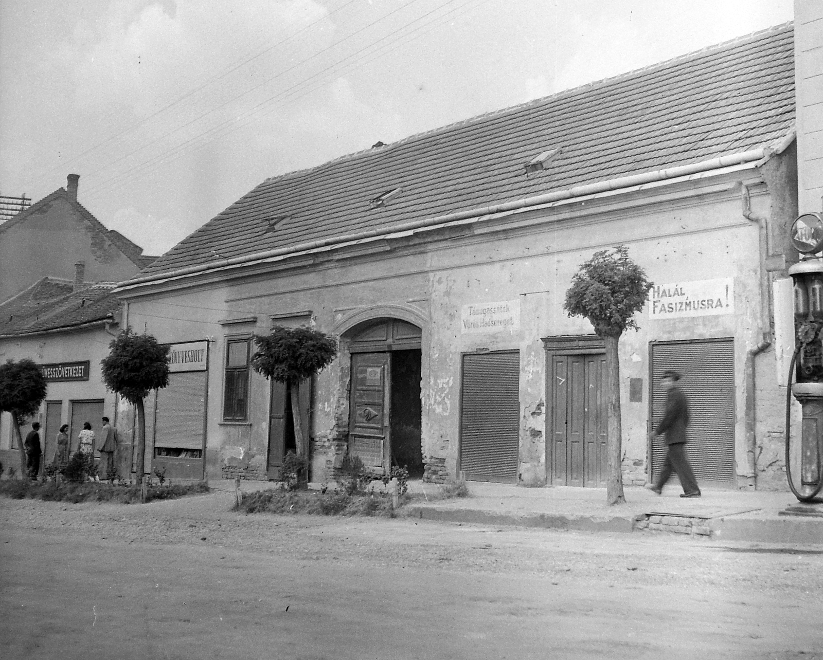 Hungary, Vasvár, üzletsor a városközpontban., 1952, Építész, sign-board, street view, gas station, locust tree, slogan, Fortepan #23480