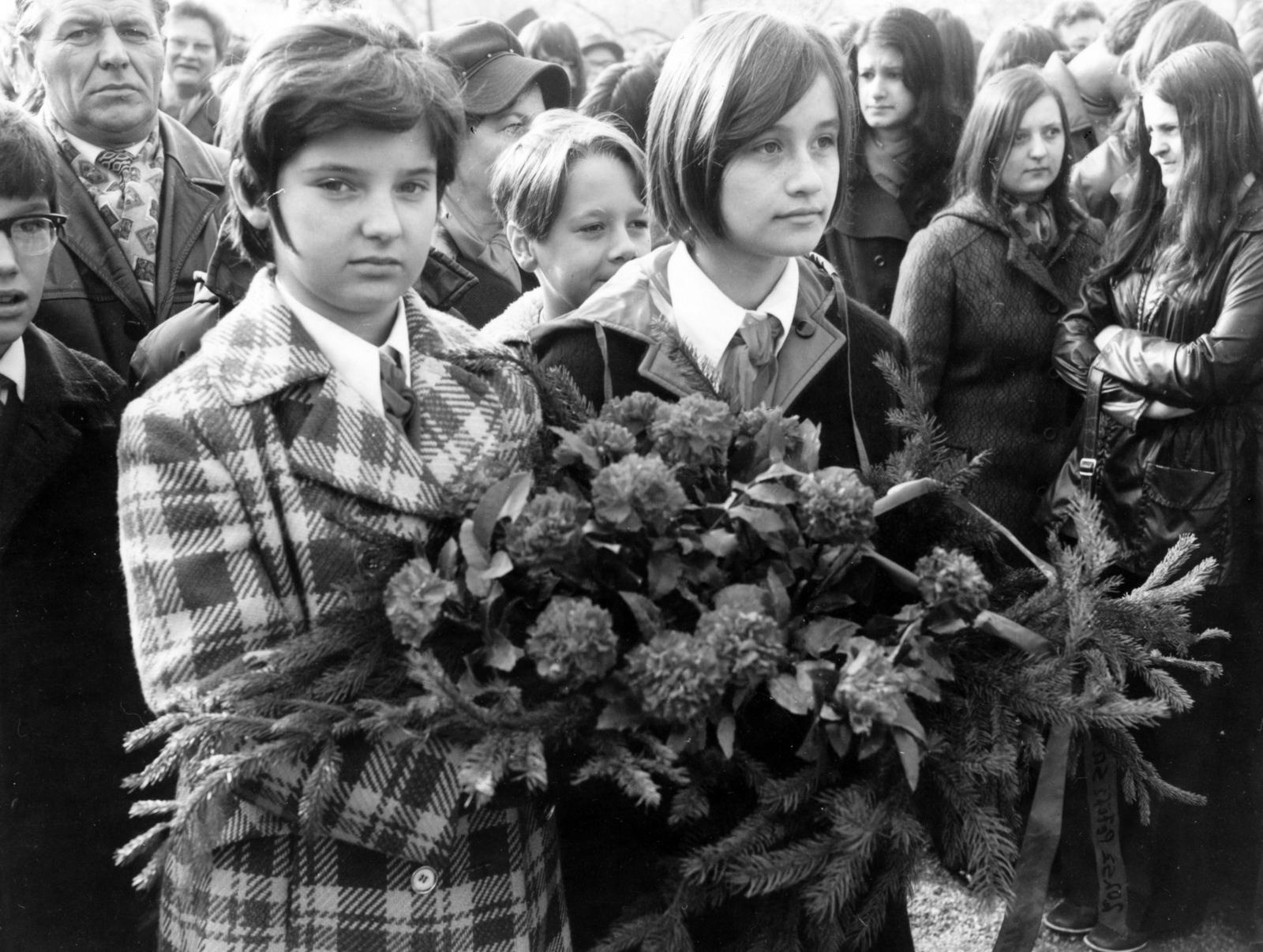 Magyarország, Budapest XII., a Csörsz utca és a Hegyalja út közötti park. Ünnepség, koszorúzás a Szabadság-emlékműnél., 1973, Hegyvidéki Helytörténeti Gyűjtemény, Budapest, Fortepan #234810