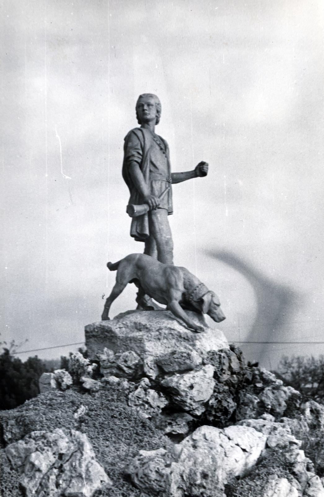 Hungary, untitled, Budapest XII., Rege utca, Golf (később Vörös Csillag, majd Panoráma) szálloda, díszkert. A Kutyás fiú című szobor (Vastagh Éva, 1939.)., 1943, Hegyvidéki Helytörténeti Gyűjtemény, Budapest, Fortepan #234811