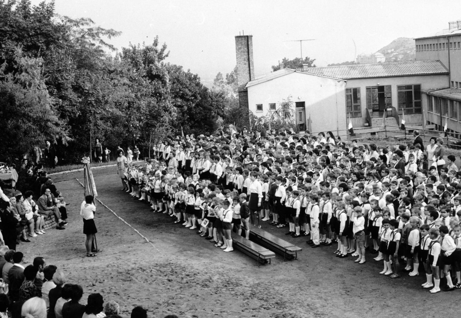 Magyarország, Budapest XII., Mártonhegyi út 34., Általános Iskola (később Tamási Áron Általános Iskola, Gimnázium és Német Nemzetiségi Gimnázium)., 1971, Hegyvidéki Helytörténeti Gyűjtemény, Budapest, Fortepan #234817