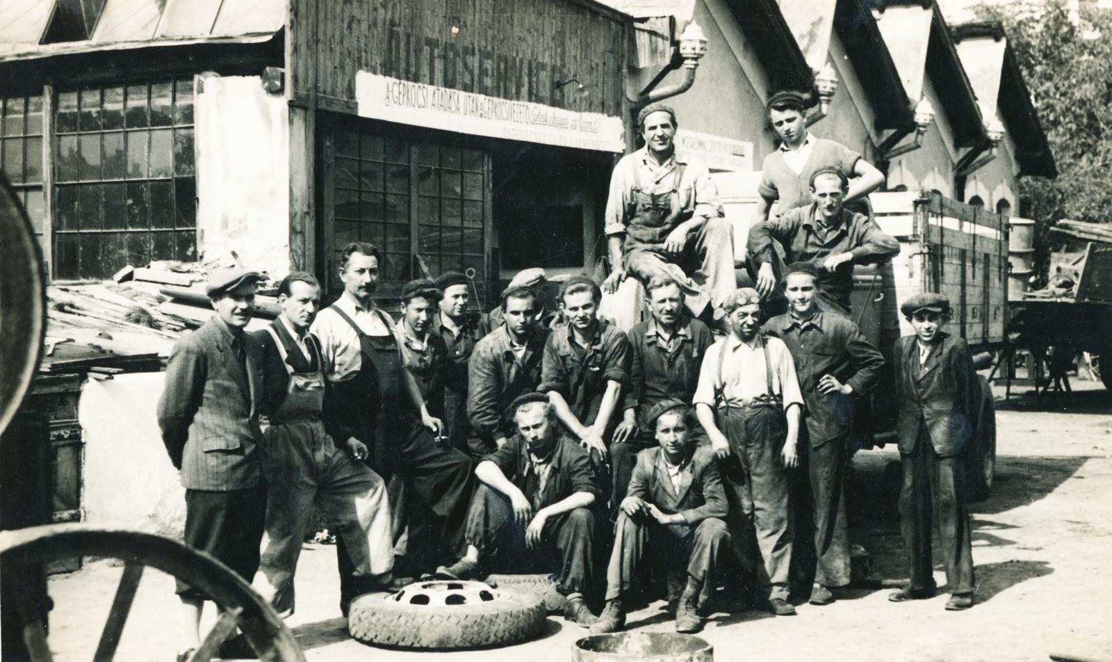 Hungary, Keszthely, autószerelő műhely dolgozói., 1950, Rudolf Csaba, Fortepan #234829