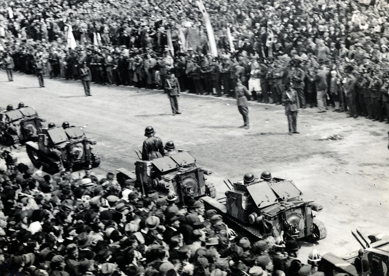 Románia,Erdély, Kolozsvár, Fő tér, a felvétel a magyar csapatok bevonulása idején, 1940. szeptember 15-én, a kormányzói fogadó ünnepségen készült., 1940, Tatai Gergely, Ansaldo L3/35 (CV-35), Fortepan #234842