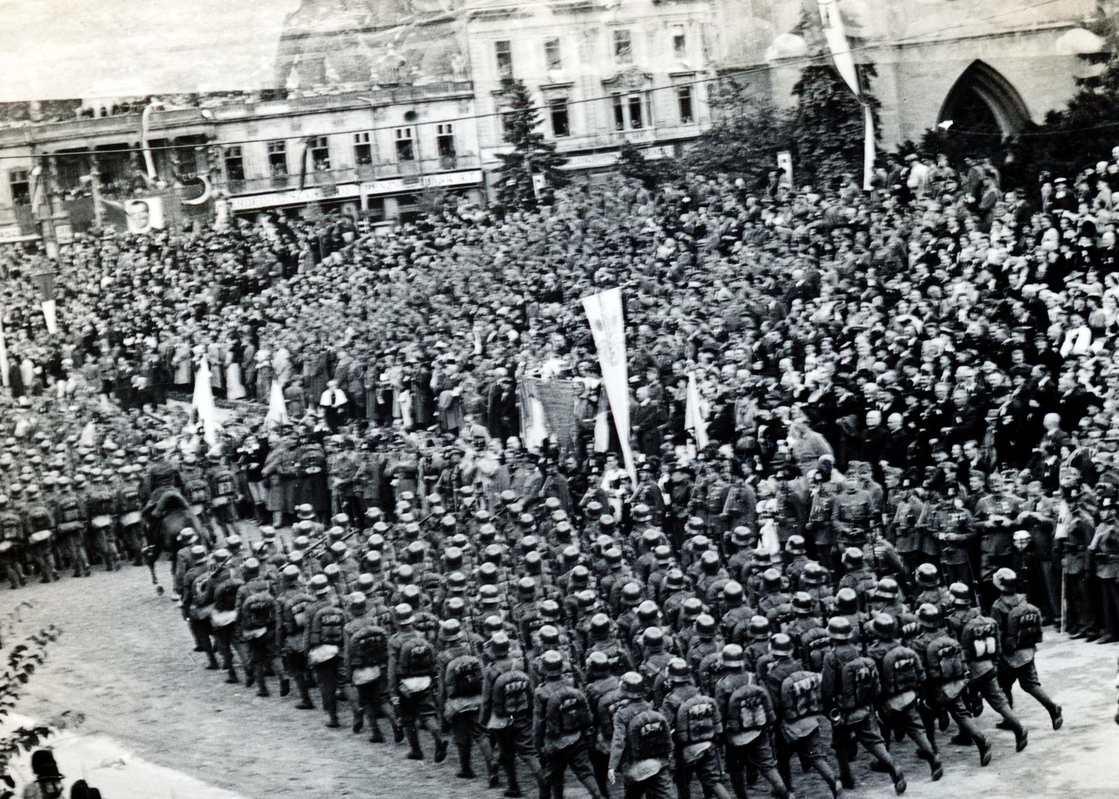 Romania,Transylvania, Cluj-Napoca, Fő tér, a felvétel a magyar csapatok bevonulása idején, 1940. szeptember 15-én, a kormányzói fogadó ünnepségen készült., 1940, Tatai Gergely, helmet, territorial gain, Fortepan #234844