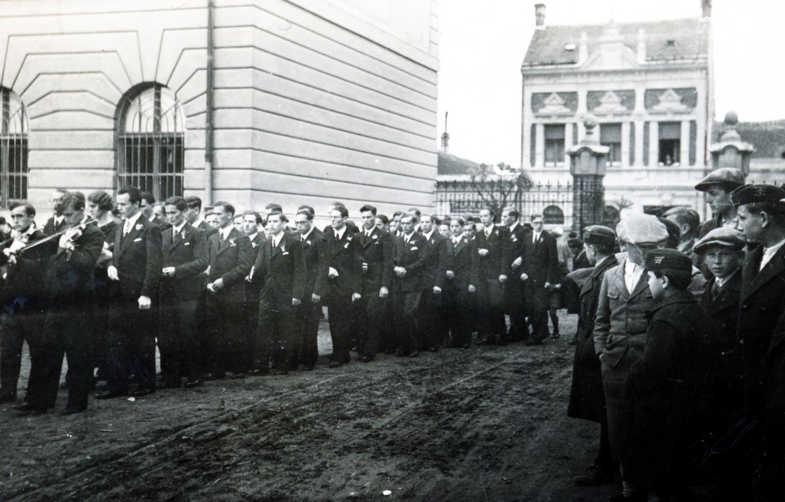 Magyarország, Pápa, Jókai utca, Pápai Református Kollégium, ballagás., 1939, Tatai Gergely, ünneplő ruha, fiúk, Fortepan #234857