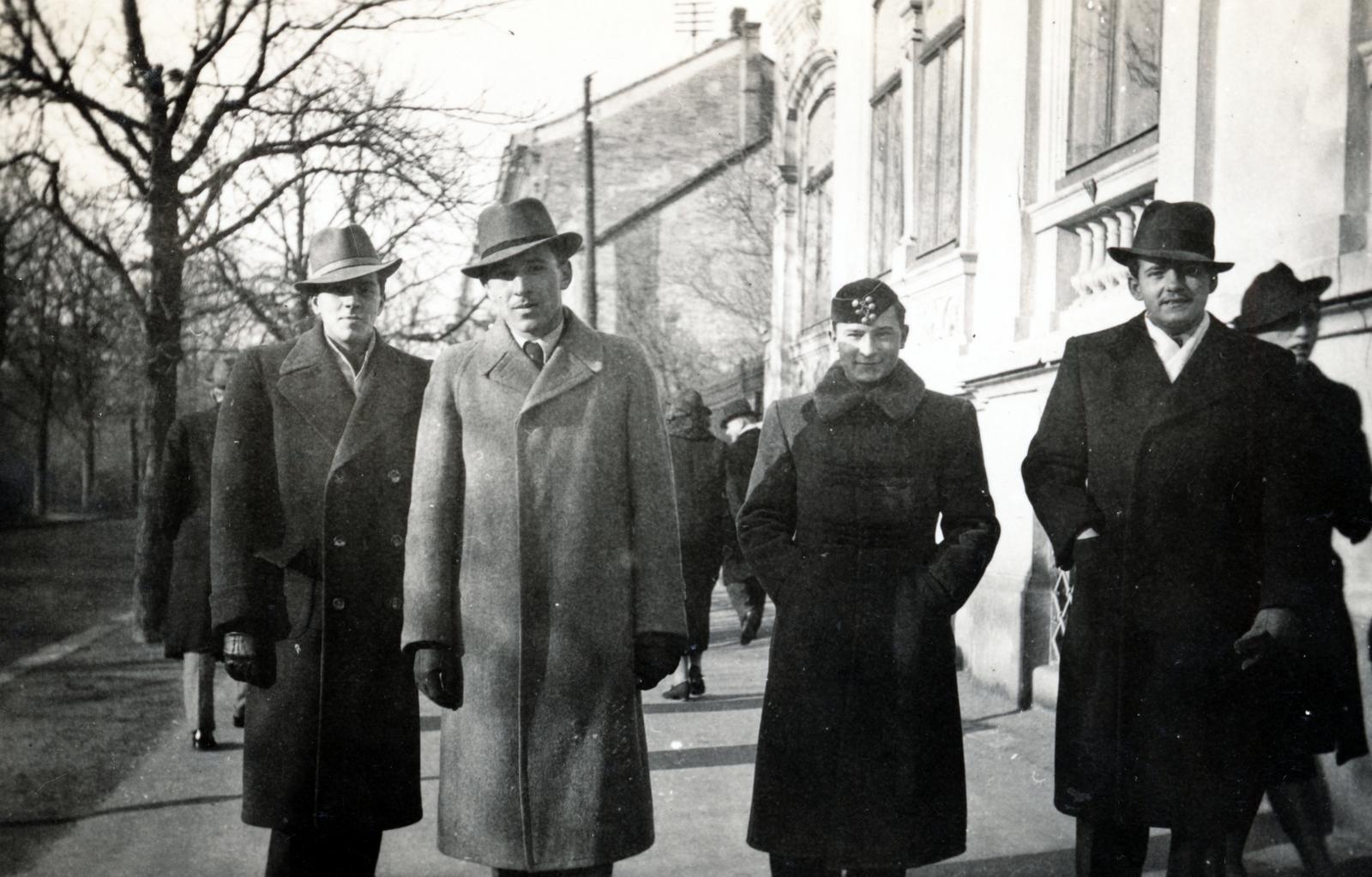 Hungary, Sopron, Deák tér, a felvétel a 25. számú ház előtt készült., 1939, Tatai Gergely, Bocskai coat, men, coat, Fortepan #234858