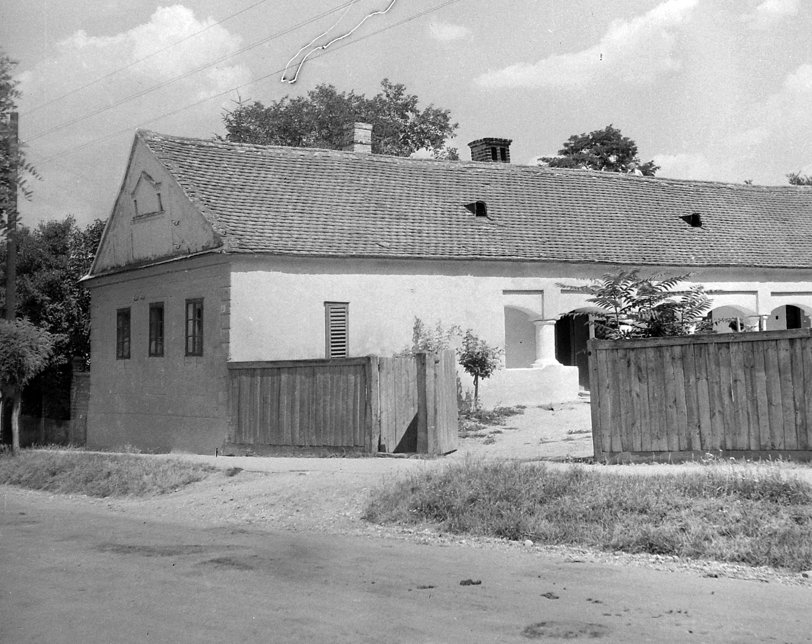 Hungary, Vasvár, Alkotmány utca 49. Gerencsér-ház., 1952, Építész, lath fence, porch, farmhouse, Fortepan #23487