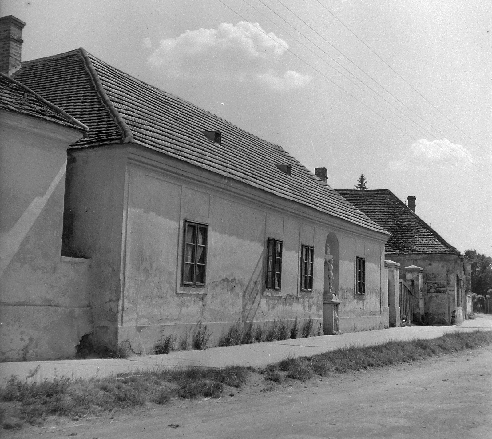 Hungary, Vasvár, Alkotmány utca 19. Ispita., 1952, Építész, street view, crucifix, Fortepan #23489